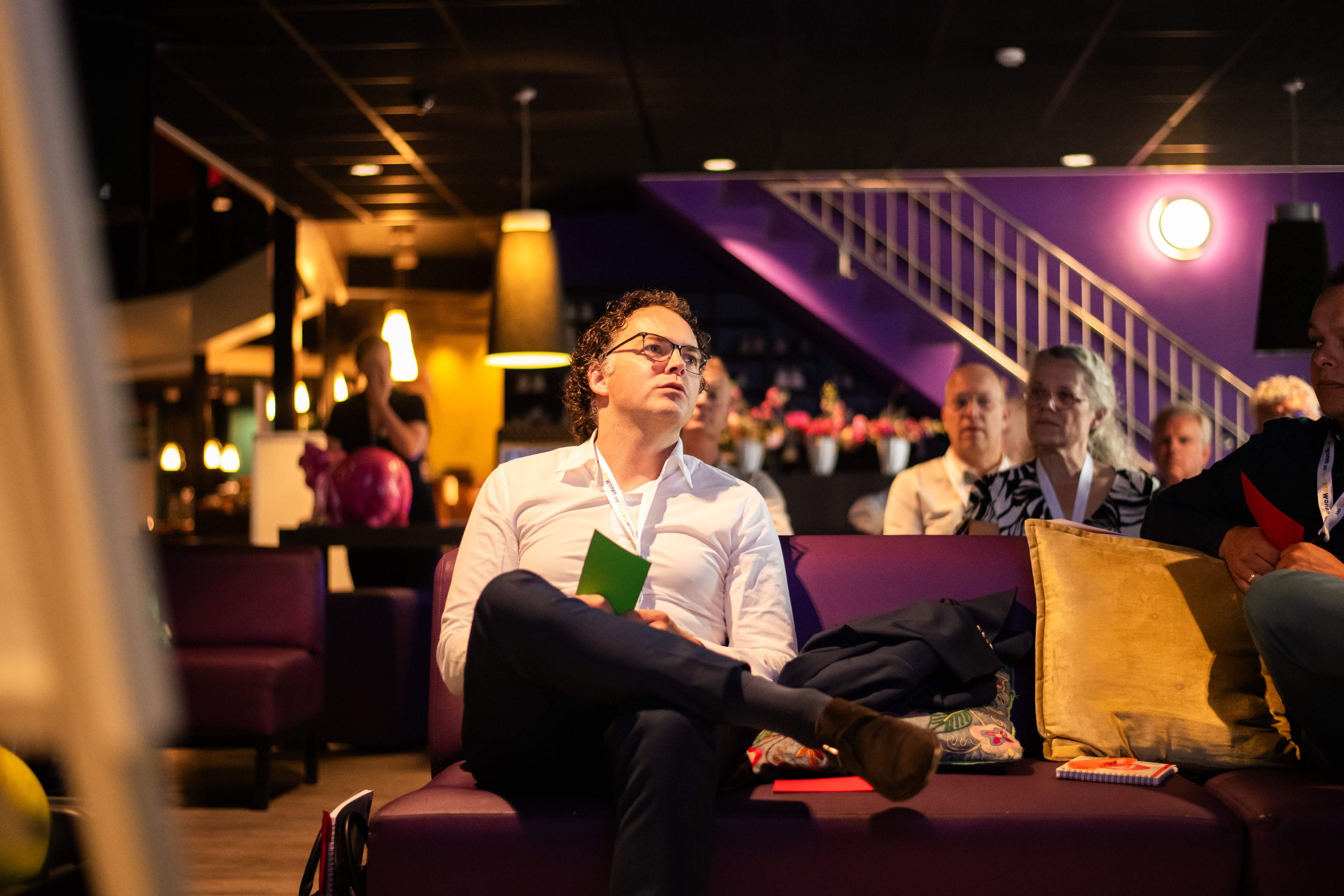 Bezoeker van de ProWonen ondernemersdag luistert aandachtig tijdens een presentatie