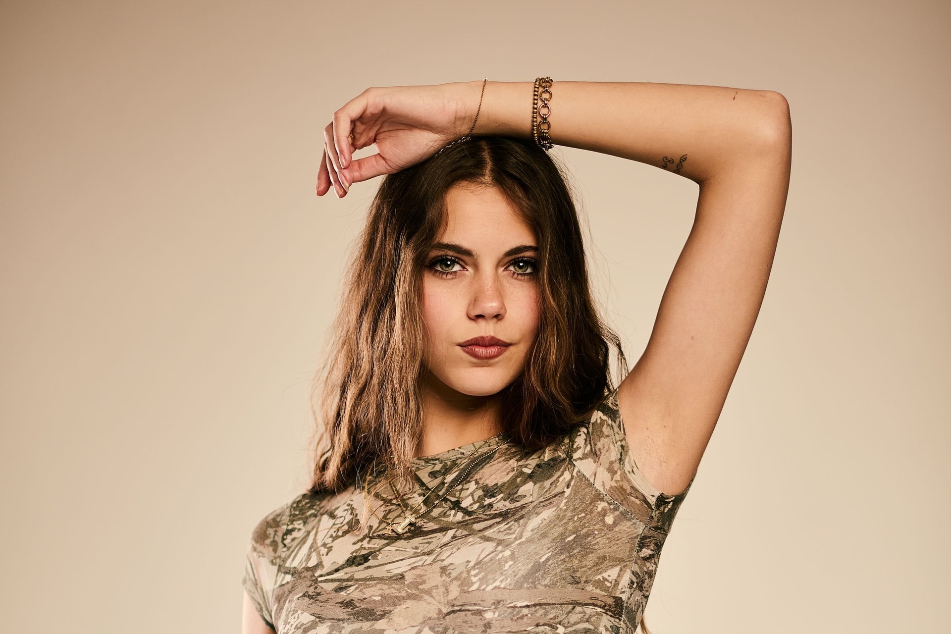Portret van Reza met de arm boven het hoofd, gouden armbanden zichtbaar