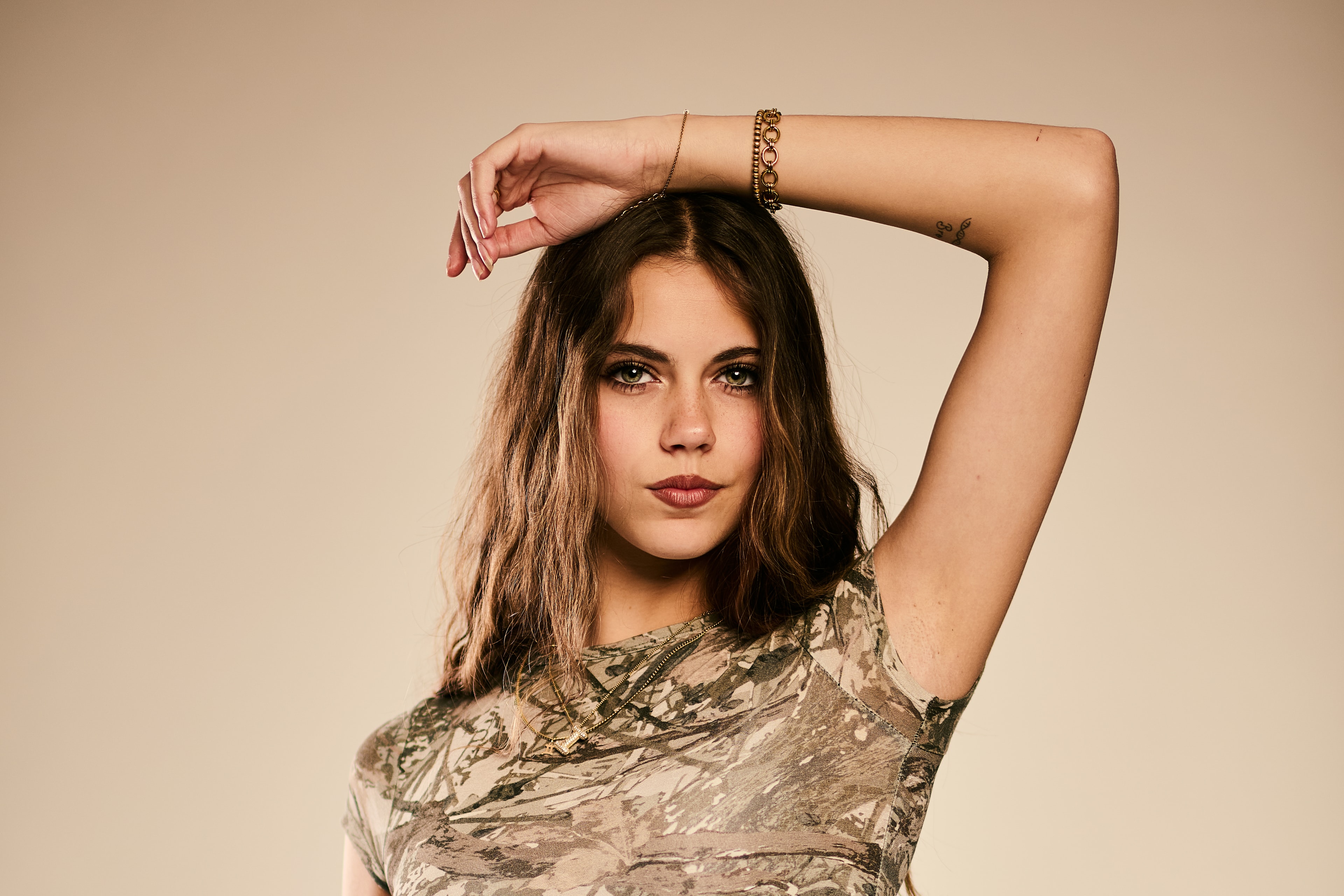 Portret van Reza met de arm boven het hoofd, gouden armbanden zichtbaar