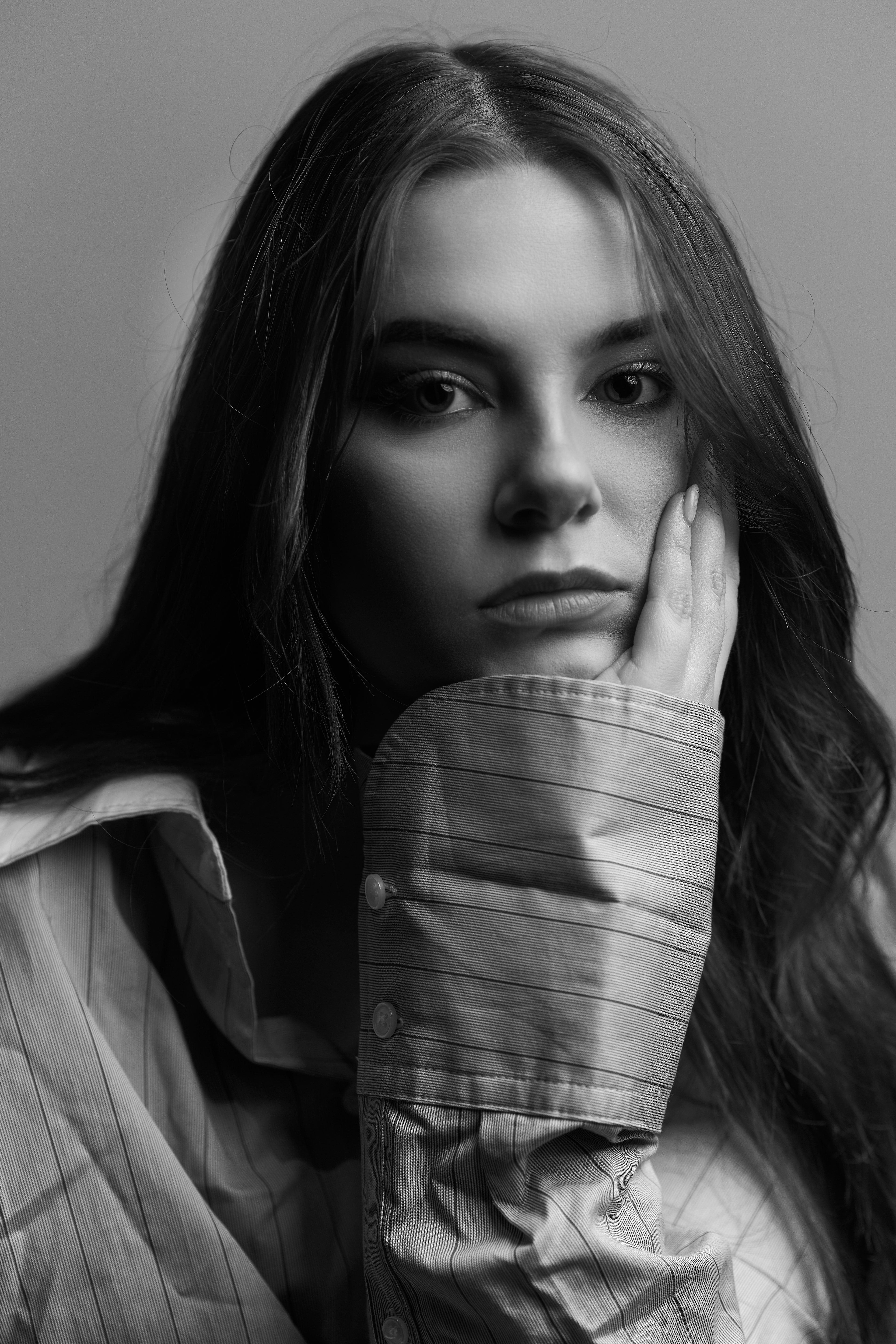 Zwart-wit close-up van Roos met haar hand tegen haar wang