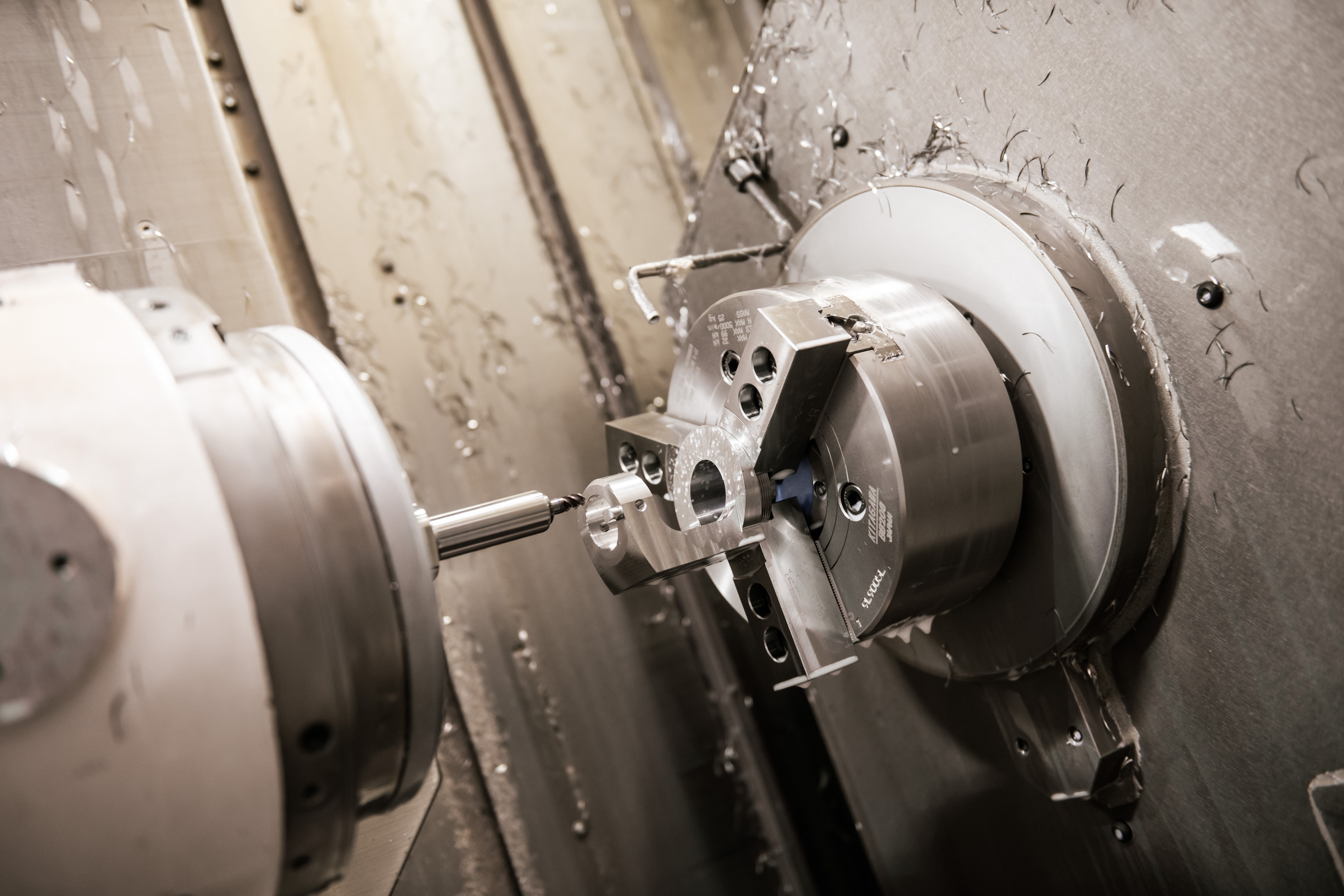 Close-up van een draaibank die een metalen onderdeel bewerkt
