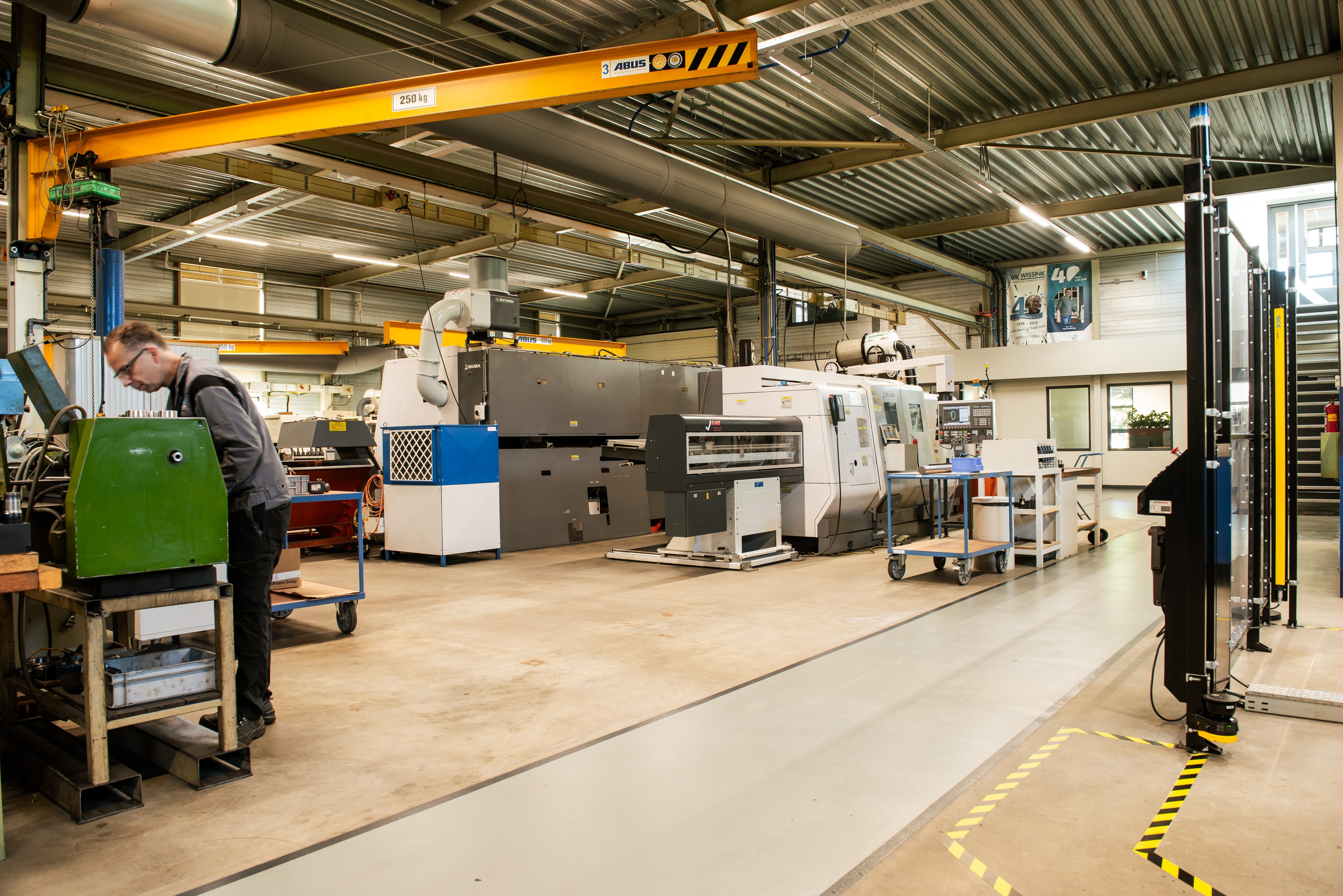 Overzicht van de productiehal van Wissink Metaal met een medewerker aan het werk