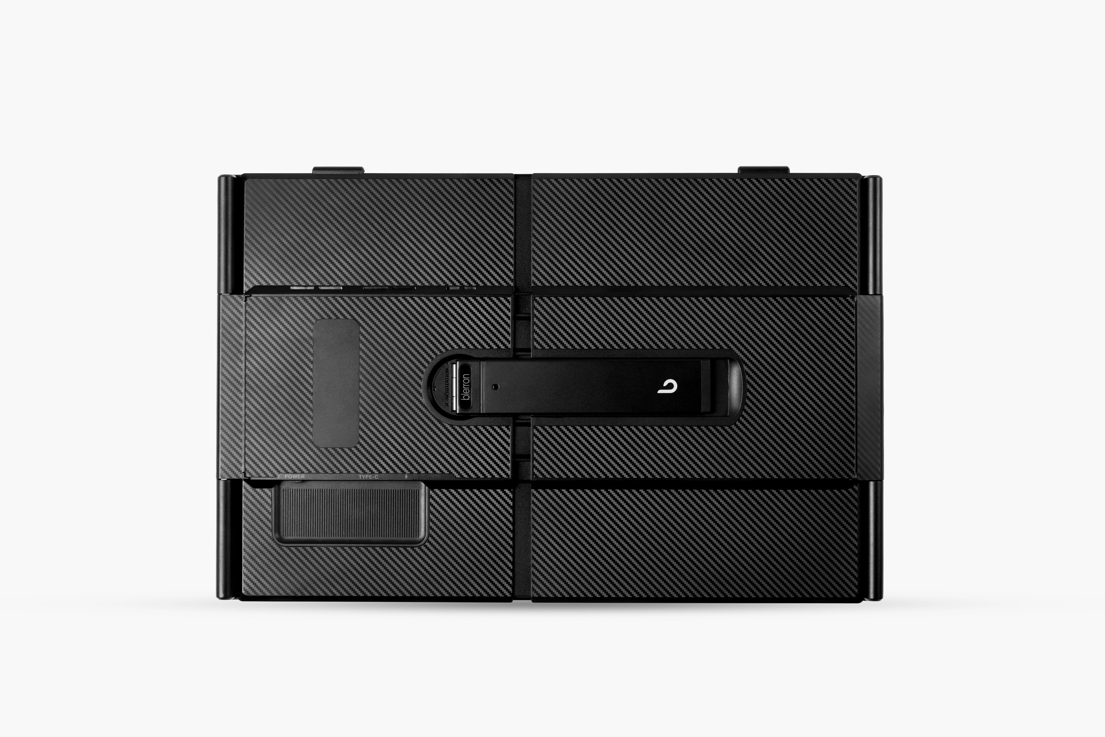 Rechte studiofoto van de carbon-fiber achterkant van het product